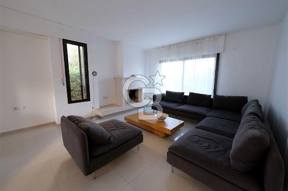 Çeşme Göbene'de Havuzlu 4+1 Satılık Villa