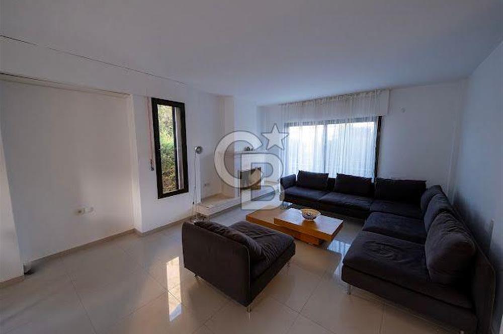 Çeşme Göbene'de Havuzlu 4+1 Satılık Villa