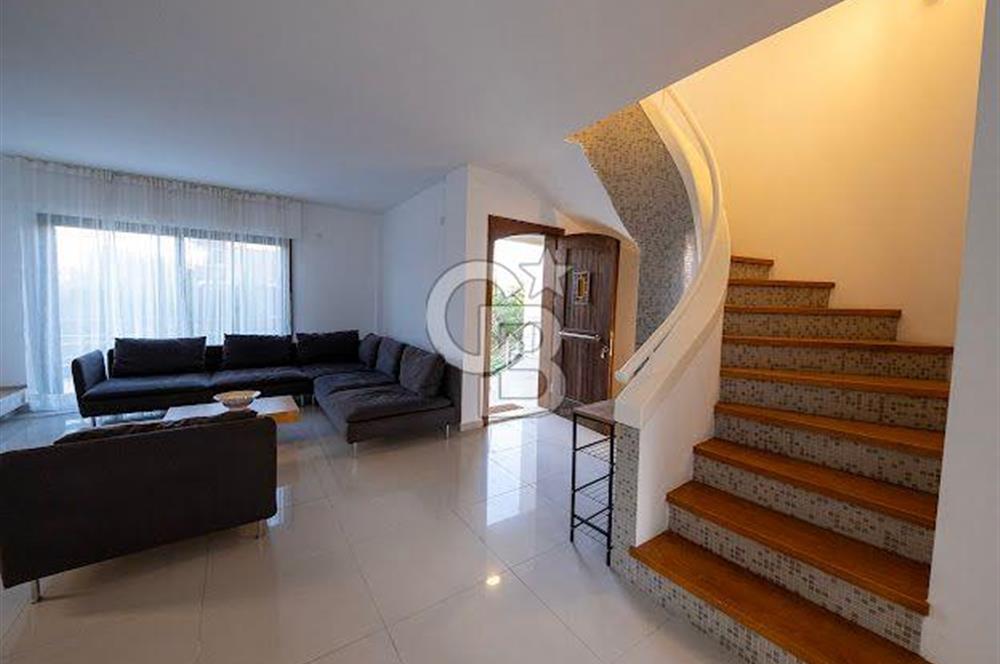 Çeşme Göbene'de Havuzlu 4+1 Satılık Villa