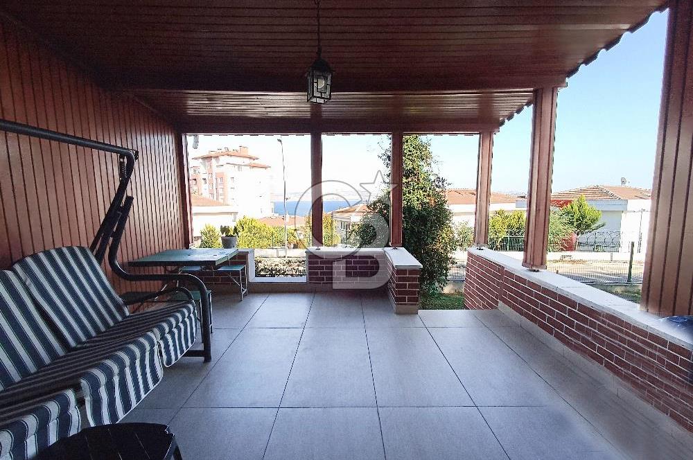 ÖZEL PLAJLI SİTEDE DENİZ MANZARALI TAMAMEN YENİLENMİŞ LÜKS VİLLA