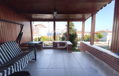 ÖZEL PLAJLI SİTEDE DENİZ MANZARALI TAMAMEN YENİLENMİŞ LÜKS VİLLA