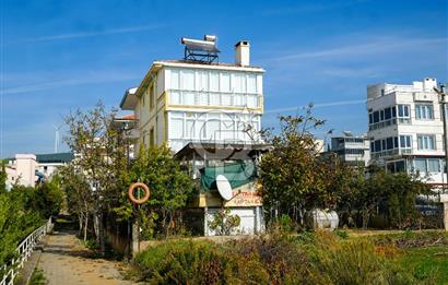 Armutlu Karşıyakada Deniz Manzaralı Eşyalı Satılık Villa ve Arsa