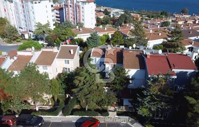 ÖZEL PLAJLI SİTEDE DENİZ MANZARALI TAMAMEN YENİLENMİŞ LÜKS VİLLA