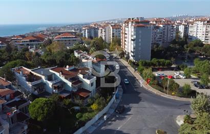 ÖZEL PLAJLI SİTEDE DENİZ MANZARALI TAMAMEN YENİLENMİŞ LÜKS VİLLA