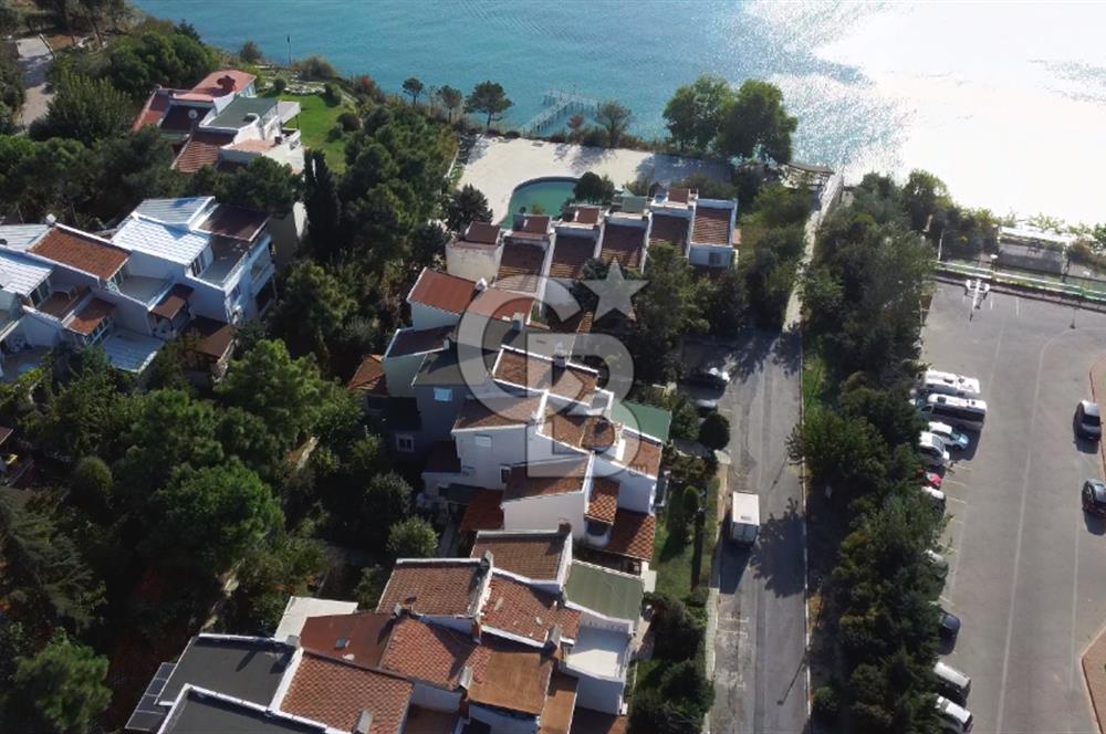 ÖZEL PLAJLI SİTEDE DENİZ MANZARALI TAMAMEN YENİLENMİŞ LÜKS VİLLA