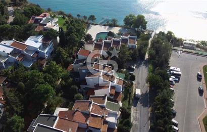 ÖZEL PLAJLI SİTEDE DENİZ MANZARALI TAMAMEN YENİLENMİŞ LÜKS VİLLA