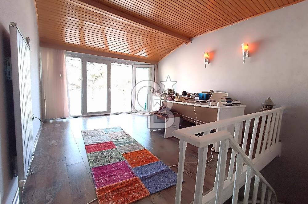 ÖZEL PLAJLI SİTEDE DENİZ MANZARALI TAMAMEN YENİLENMİŞ LÜKS VİLLA