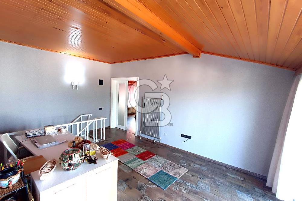 ÖZEL PLAJLI SİTEDE DENİZ MANZARALI TAMAMEN YENİLENMİŞ LÜKS VİLLA