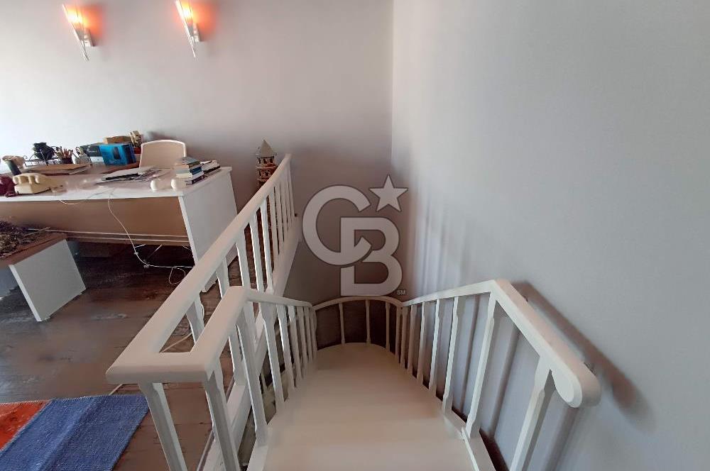 ÖZEL PLAJLI SİTEDE DENİZ MANZARALI TAMAMEN YENİLENMİŞ LÜKS VİLLA