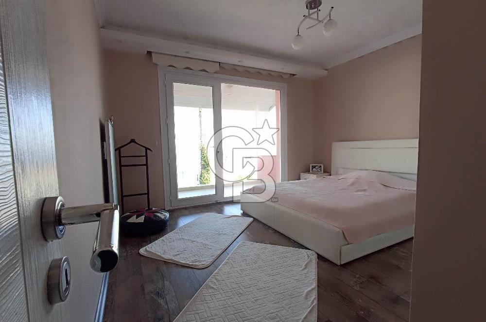 ÖZEL PLAJLI SİTEDE DENİZ MANZARALI TAMAMEN YENİLENMİŞ LÜKS VİLLA