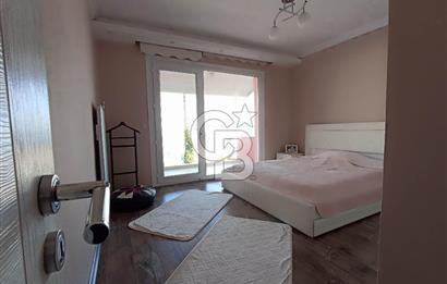 ÖZEL PLAJLI SİTEDE DENİZ MANZARALI TAMAMEN YENİLENMİŞ LÜKS VİLLA