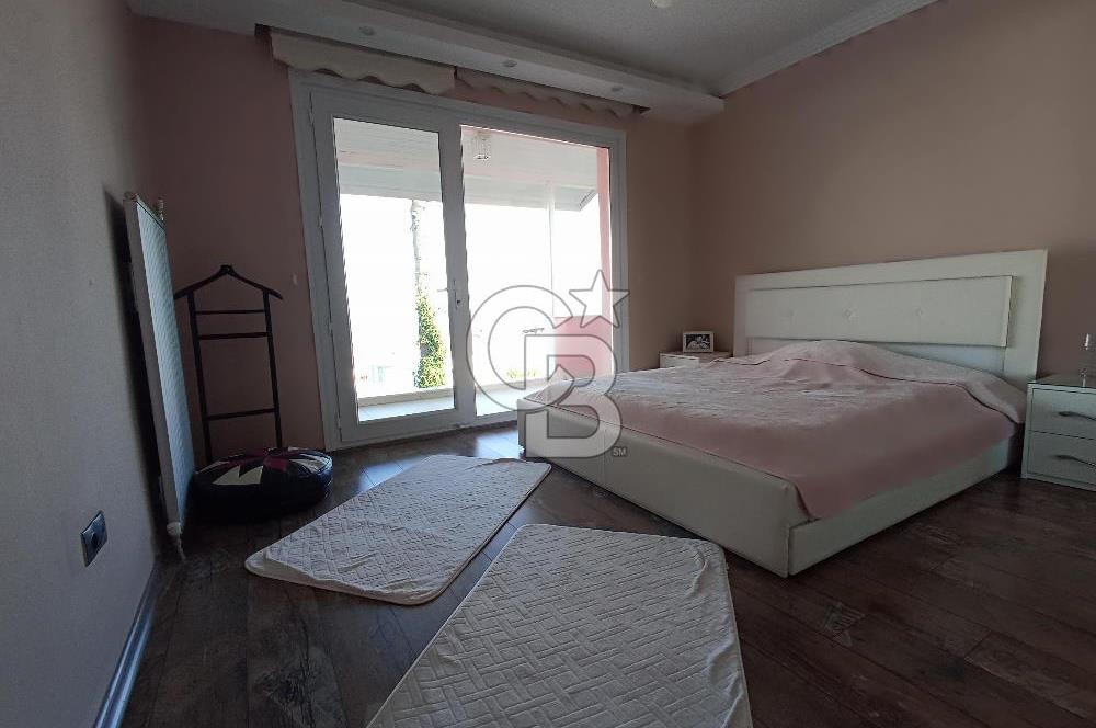 ÖZEL PLAJLI SİTEDE DENİZ MANZARALI TAMAMEN YENİLENMİŞ LÜKS VİLLA