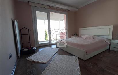 ÖZEL PLAJLI SİTEDE DENİZ MANZARALI TAMAMEN YENİLENMİŞ LÜKS VİLLA