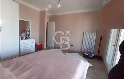 ÖZEL PLAJLI SİTEDE DENİZ MANZARALI TAMAMEN YENİLENMİŞ LÜKS VİLLA