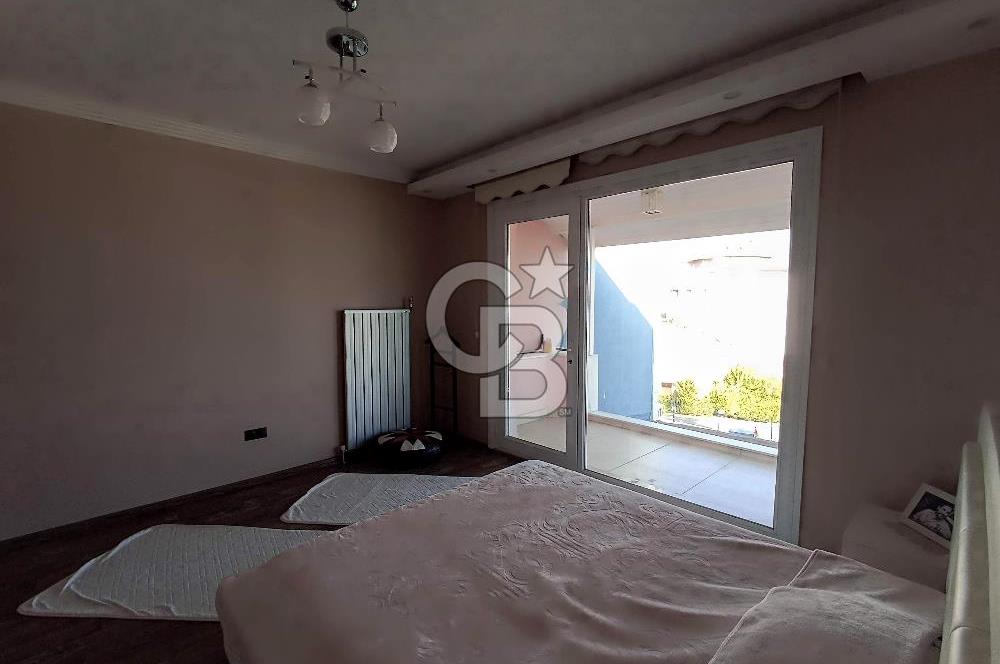 ÖZEL PLAJLI SİTEDE DENİZ MANZARALI TAMAMEN YENİLENMİŞ LÜKS VİLLA