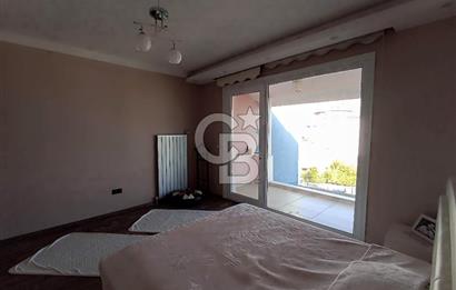 ÖZEL PLAJLI SİTEDE DENİZ MANZARALI TAMAMEN YENİLENMİŞ LÜKS VİLLA