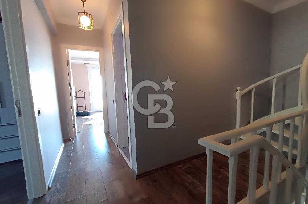 ÖZEL PLAJLI SİTEDE DENİZ MANZARALI TAMAMEN YENİLENMİŞ LÜKS VİLLA