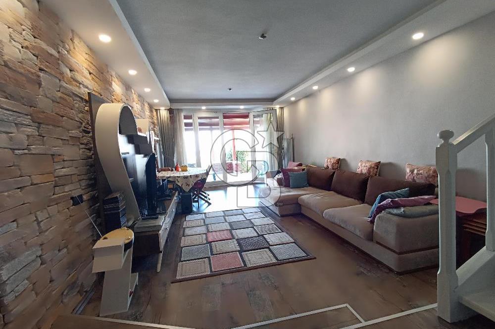 ÖZEL PLAJLI SİTEDE DENİZ MANZARALI TAMAMEN YENİLENMİŞ LÜKS VİLLA