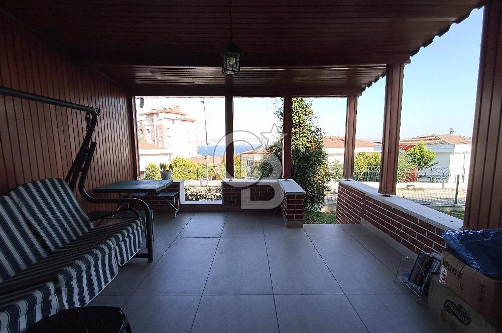 ÖZEL PLAJLI SİTEDE DENİZ MANZARALI TAMAMEN YENİLENMİŞ LÜKS VİLLA