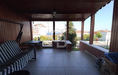 ÖZEL PLAJLI SİTEDE DENİZ MANZARALI TAMAMEN YENİLENMİŞ LÜKS VİLLA