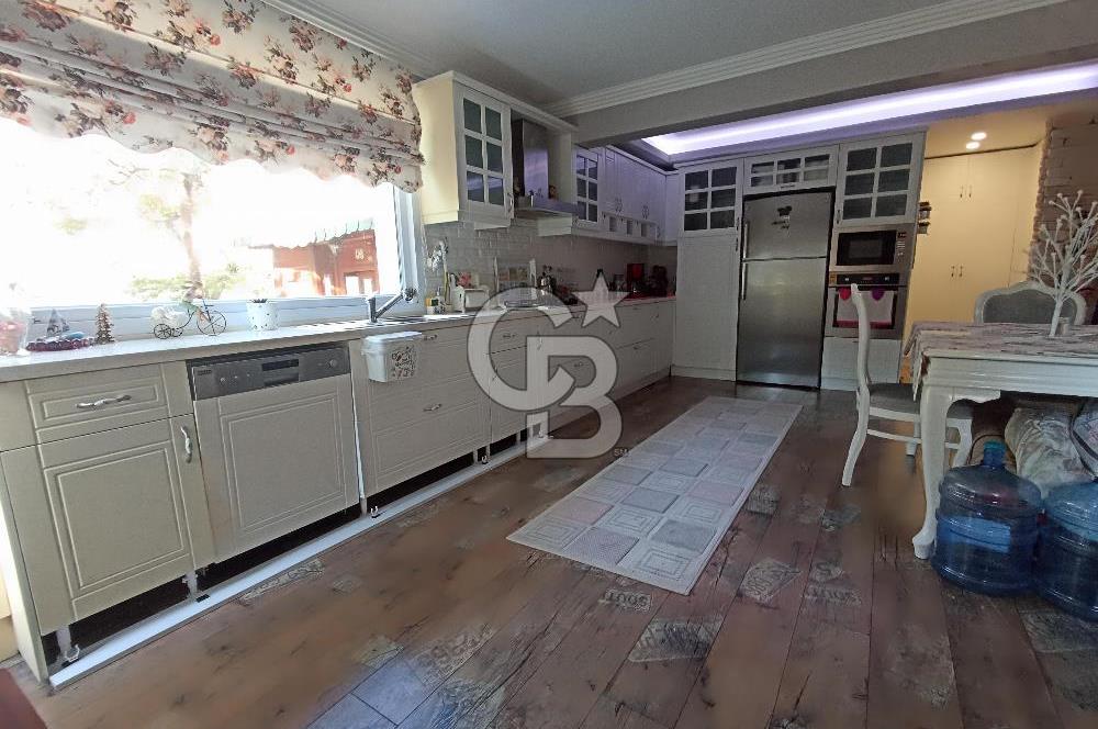 ÖZEL PLAJLI SİTEDE DENİZ MANZARALI TAMAMEN YENİLENMİŞ LÜKS VİLLA