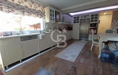 ÖZEL PLAJLI SİTEDE DENİZ MANZARALI TAMAMEN YENİLENMİŞ LÜKS VİLLA