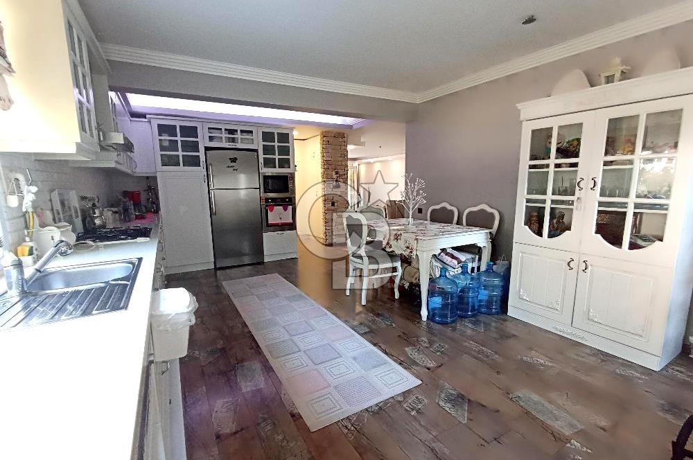 ÖZEL PLAJLI SİTEDE DENİZ MANZARALI TAMAMEN YENİLENMİŞ LÜKS VİLLA