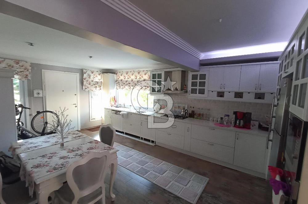 ÖZEL PLAJLI SİTEDE DENİZ MANZARALI TAMAMEN YENİLENMİŞ LÜKS VİLLA