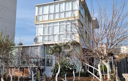 Armutlu Karşıyakada Deniz Manzaralı Eşyalı Satılık Villa ve Arsa