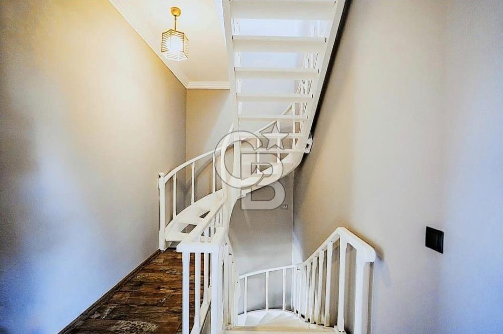 ÖZEL PLAJLI SİTEDE DENİZ MANZARALI TAMAMEN YENİLENMİŞ LÜKS VİLLA