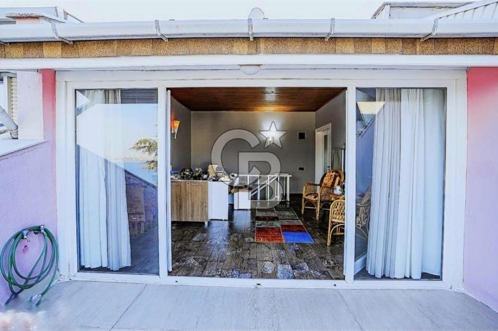 ÖZEL PLAJLI SİTEDE DENİZ MANZARALI TAMAMEN YENİLENMİŞ LÜKS VİLLA