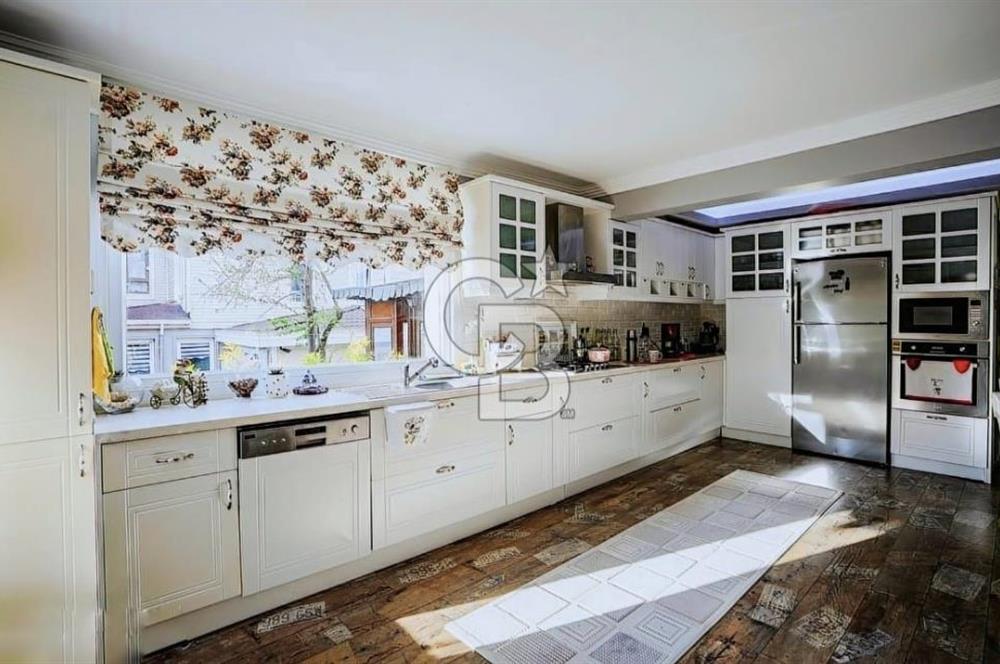 ÖZEL PLAJLI SİTEDE DENİZ MANZARALI TAMAMEN YENİLENMİŞ LÜKS VİLLA