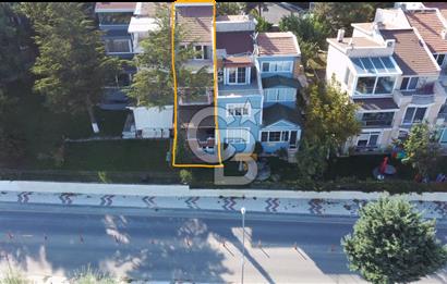 ÖZEL PLAJLI SİTEDE DENİZ MANZARALI TAMAMEN YENİLENMİŞ LÜKS VİLLA