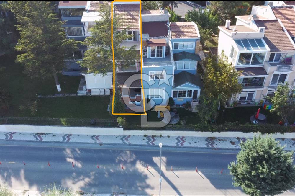 ÖZEL PLAJLI SİTEDE DENİZ MANZARALI TAMAMEN YENİLENMİŞ LÜKS VİLLA