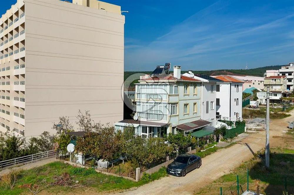 Armutlu Karşıyakada Deniz Manzaralı Eşyalı Satılık Villa ve Arsa
