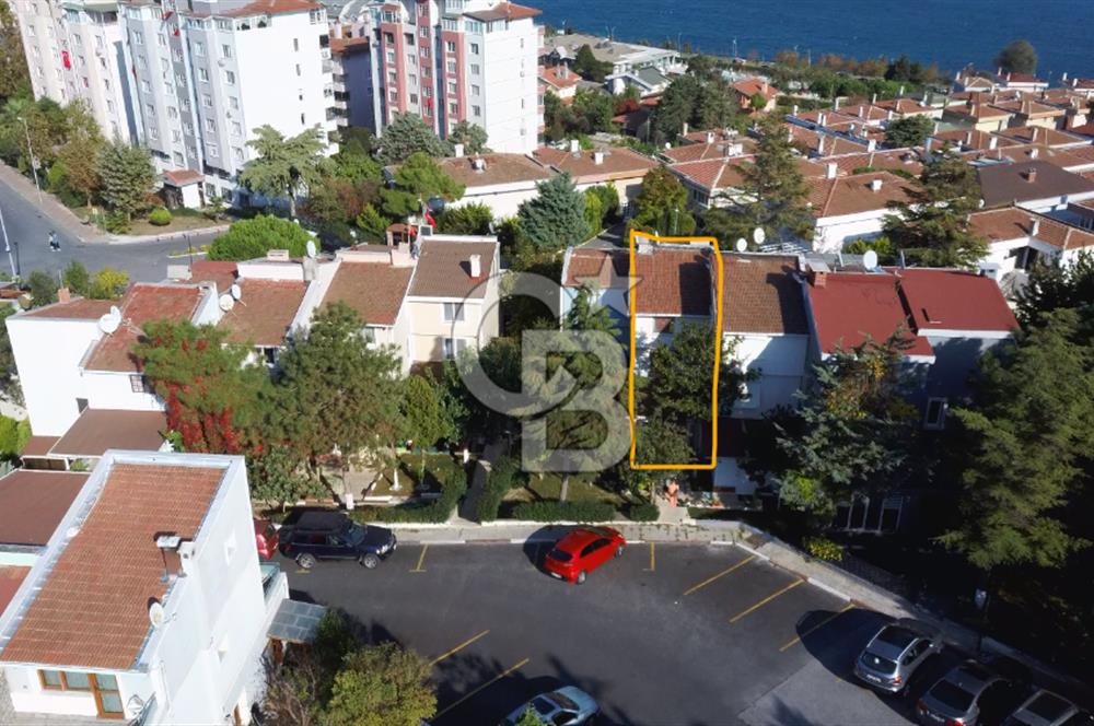 ÖZEL PLAJLI SİTEDE DENİZ MANZARALI TAMAMEN YENİLENMİŞ LÜKS VİLLA