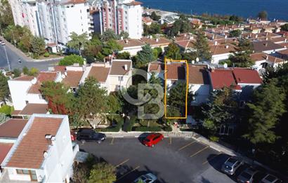 ÖZEL PLAJLI SİTEDE DENİZ MANZARALI TAMAMEN YENİLENMİŞ LÜKS VİLLA