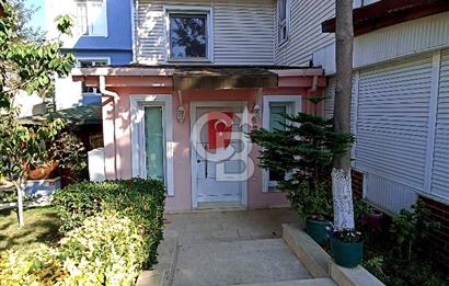 ÖZEL PLAJLI SİTEDE DENİZ MANZARALI TAMAMEN YENİLENMİŞ LÜKS VİLLA