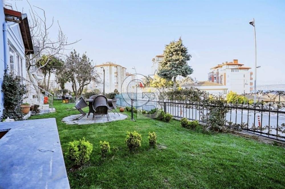 ÖZEL PLAJLI SİTEDE DENİZ MANZARALI TAMAMEN YENİLENMİŞ LÜKS VİLLA