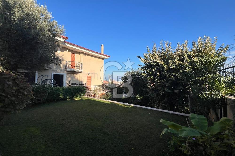 Güzelbahçe Kahramandere'de Özel Tasarım Satılık 5+2 Lüks Villa