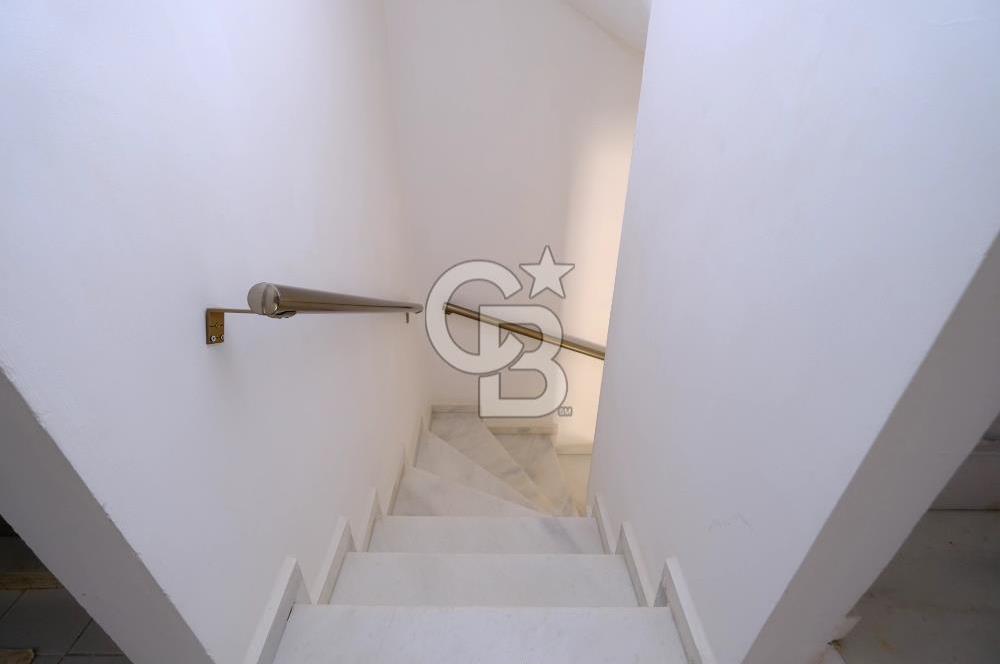 YALOVA ARMUTLUDA DENİZE SIFIR PLAJLI SİTE İÇİ 4+1 SATILIK VİLLA