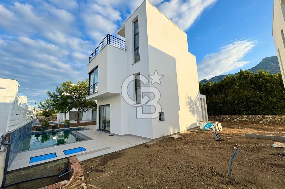 Kıbrıs Girne Edremit te Ana Yola Yakın   Satılık 3+1 Özel Havuzlu Çok Özel Villa