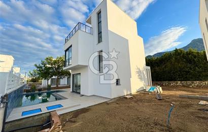 Kıbrıs Girne Edremit te Ana Yola Yakın   Satılık 3+1 Özel Havuzlu Çok Özel Villa
