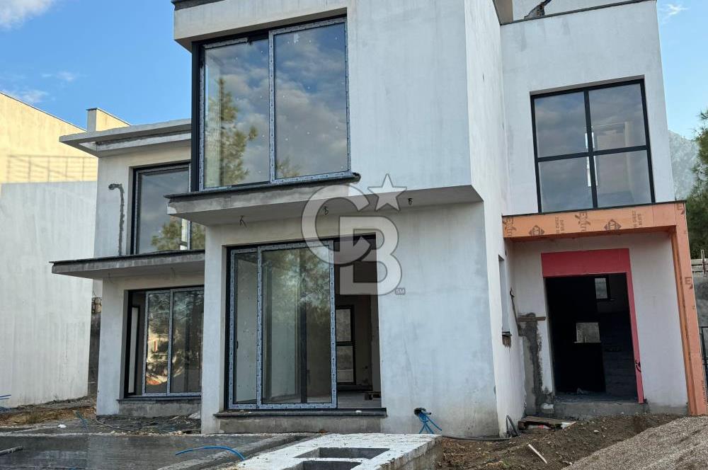 Kıbrıs Girne Edremit te Ana Yola Yakın   Satılık 3+1 Özel Havuzlu Çok Özel Villa