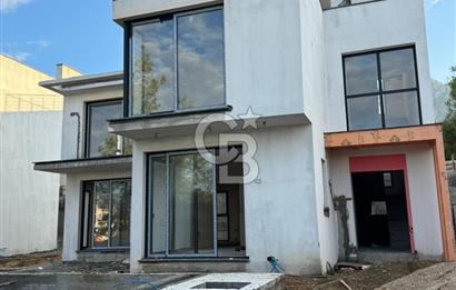 Kıbrıs Girne Edremit te Ana Yola Yakın   Satılık 3+1 Özel Havuzlu Çok Özel Villa