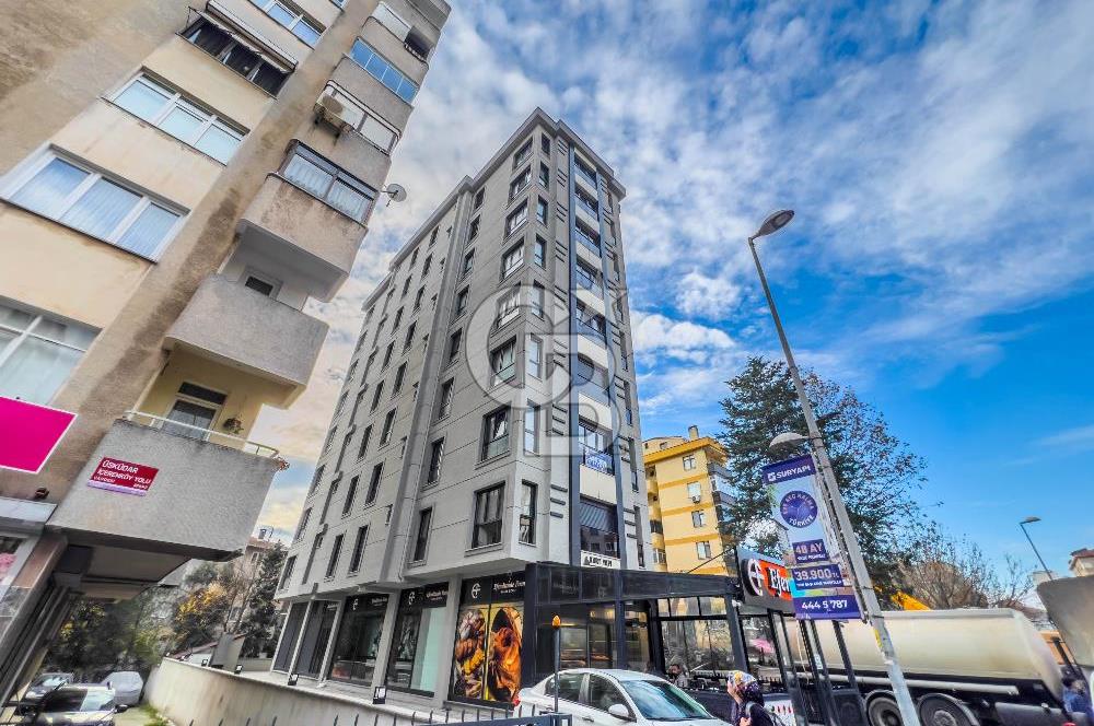 İçerenköy'de Muhteşem Konumlu Temiz Boş 3+1 Daire