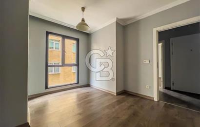 İçerenköy'de Muhteşem Konumlu Temiz Boş 3+1 Daire