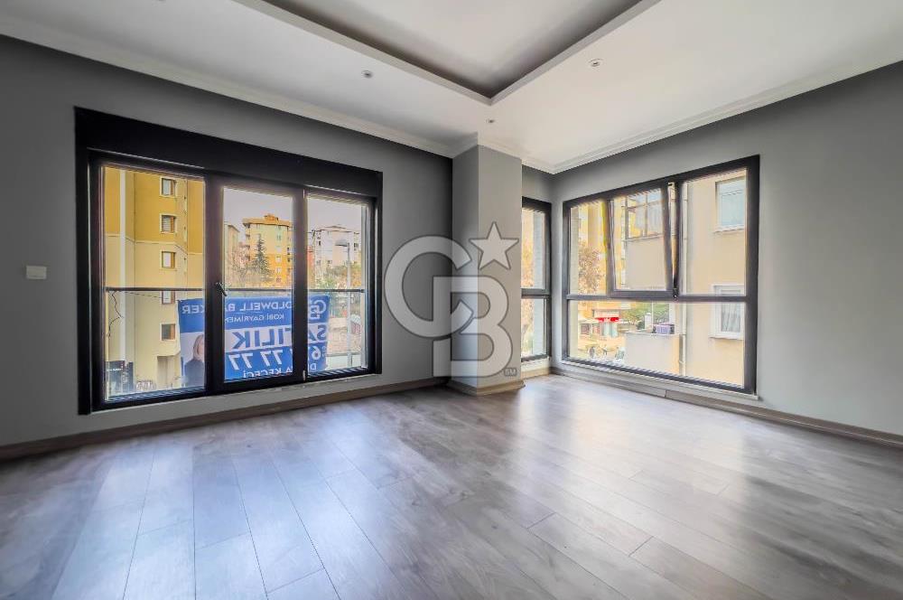 İçerenköy'de Muhteşem Konumlu Temiz Boş 3+1 Daire