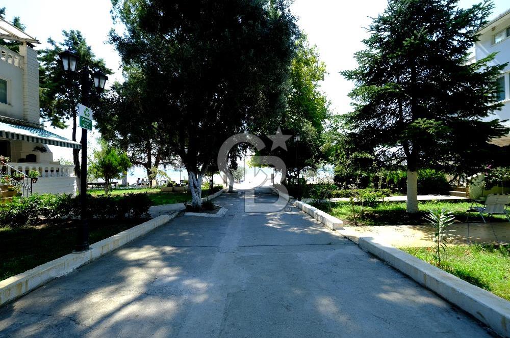 YALOVA ARMUTLUDA DENİZE SIFIR PLAJLI SİTE İÇİ 4+1 SATILIK VİLLA