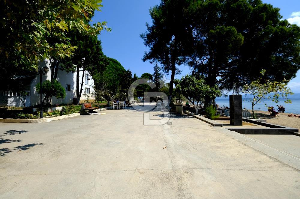 YALOVA ARMUTLUDA DENİZE SIFIR PLAJLI SİTE İÇİ 4+1 SATILIK VİLLA
